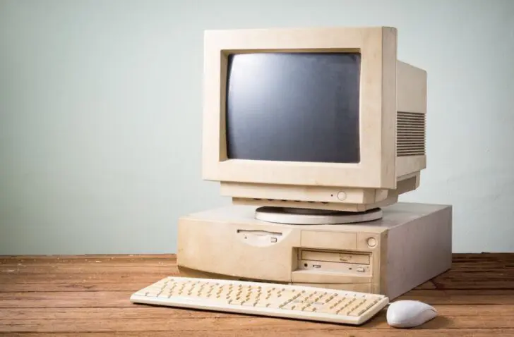 Old,And,Obsolete,Computer,On,Old,Wood,Table,With,Concrete