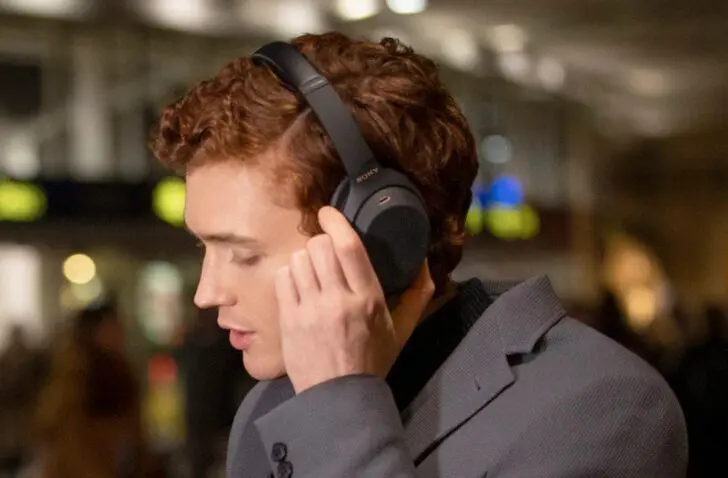 Sony WH-1000XM4 man