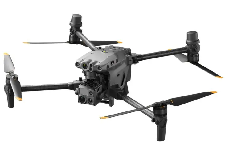 Autonome DJI M30 vliegt door regen en ijzel