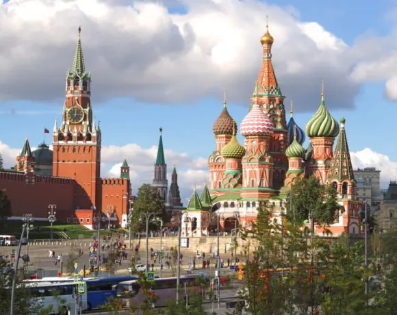 Deloitte, KPMG, EY en PwC splitsen Russische bedrijfstakken af