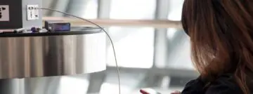 smartphone opladen luchthaven