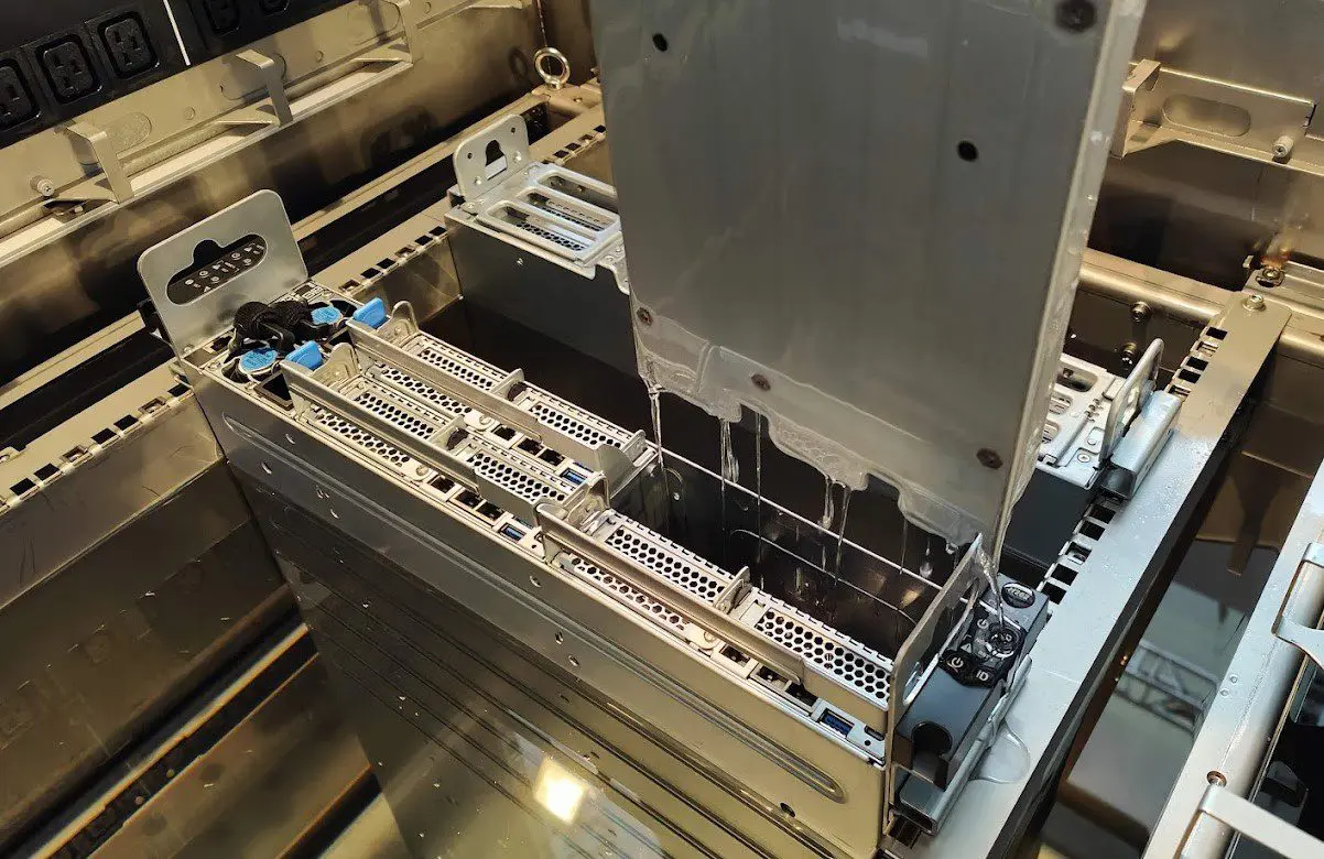 Een zwembad voor je servers: immersiekoeling wordt deel van de oplossing