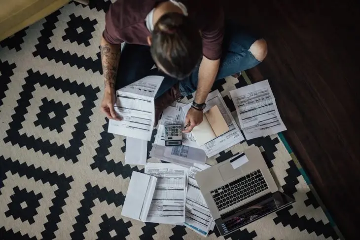 Papieren man laptop grond Papieren man laptop grond