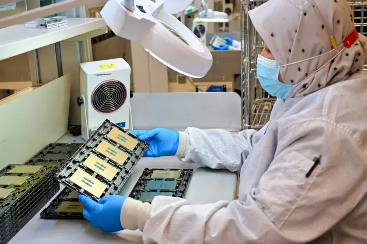 Intel-Xeon-CPU-professor-chip-10