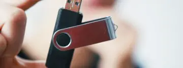 VRT-programma ‘Factcheckers’ zaait paniek met verdachte USB-sticks bij ziekenhuizen en politiekantoren