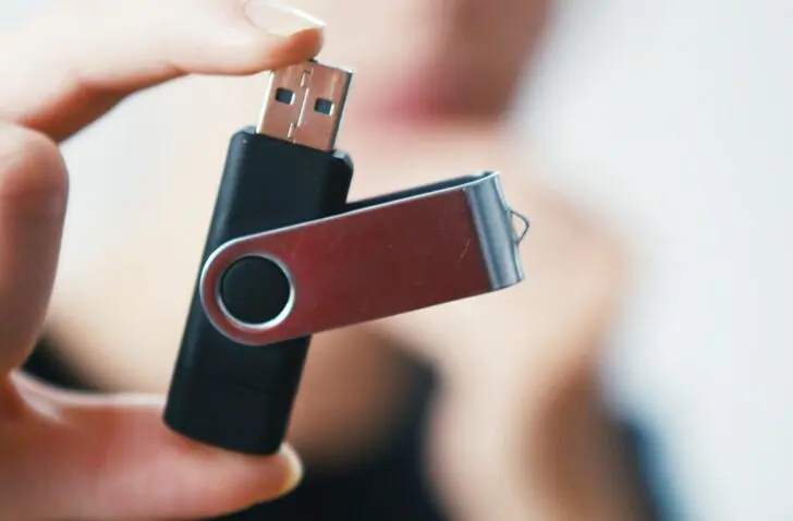 VRT-programma ‘Factcheckers’ zaait paniek met verdachte USB-sticks bij ziekenhuizen en politiekantoren