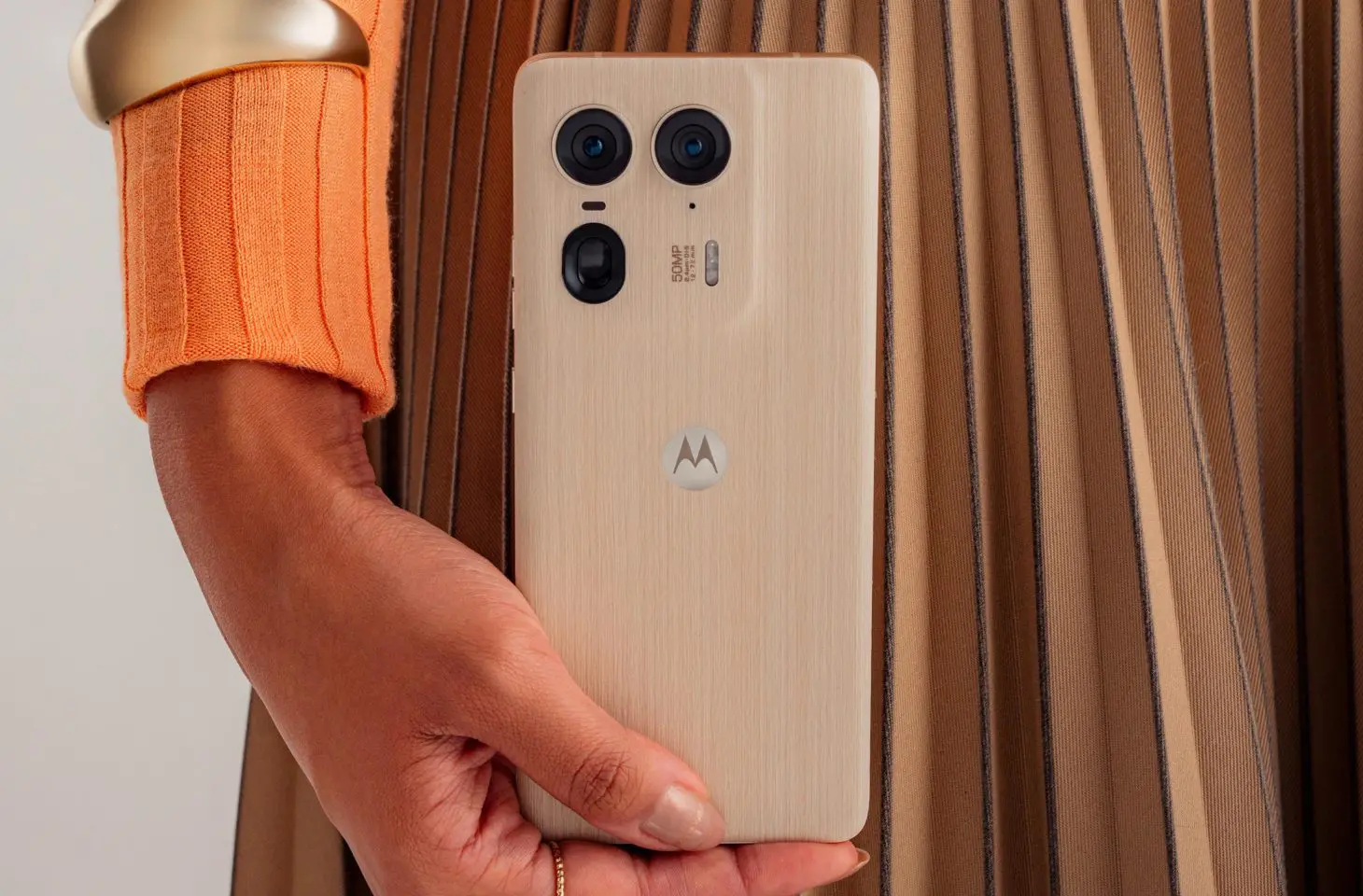 Motorola lanceert Edge 50-smartphones in hout, vegan leer of suède