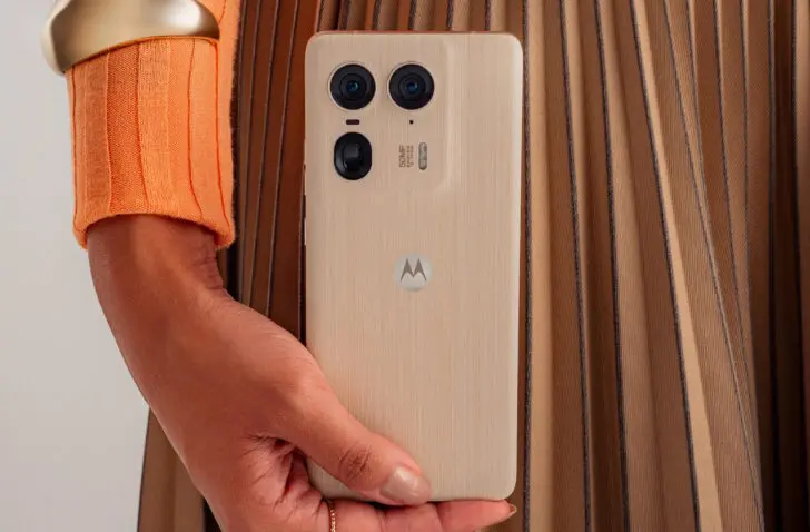 Motorola lanceert Edge 50-smartphones in hout, vegan leer of suède