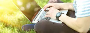 Geniet van de zon met je laptop dankzij deze tips