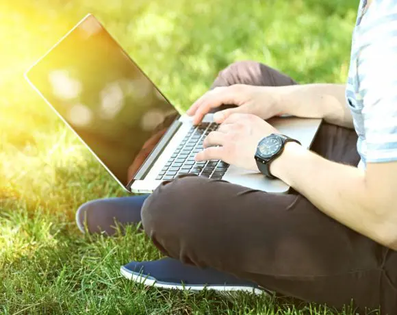 Geniet van de zon met je laptop dankzij deze tips