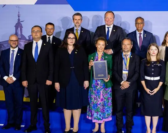 EU, VS en andere landen tekenen verdrag over AI en mensenrechten (maar respecteren ze het?)