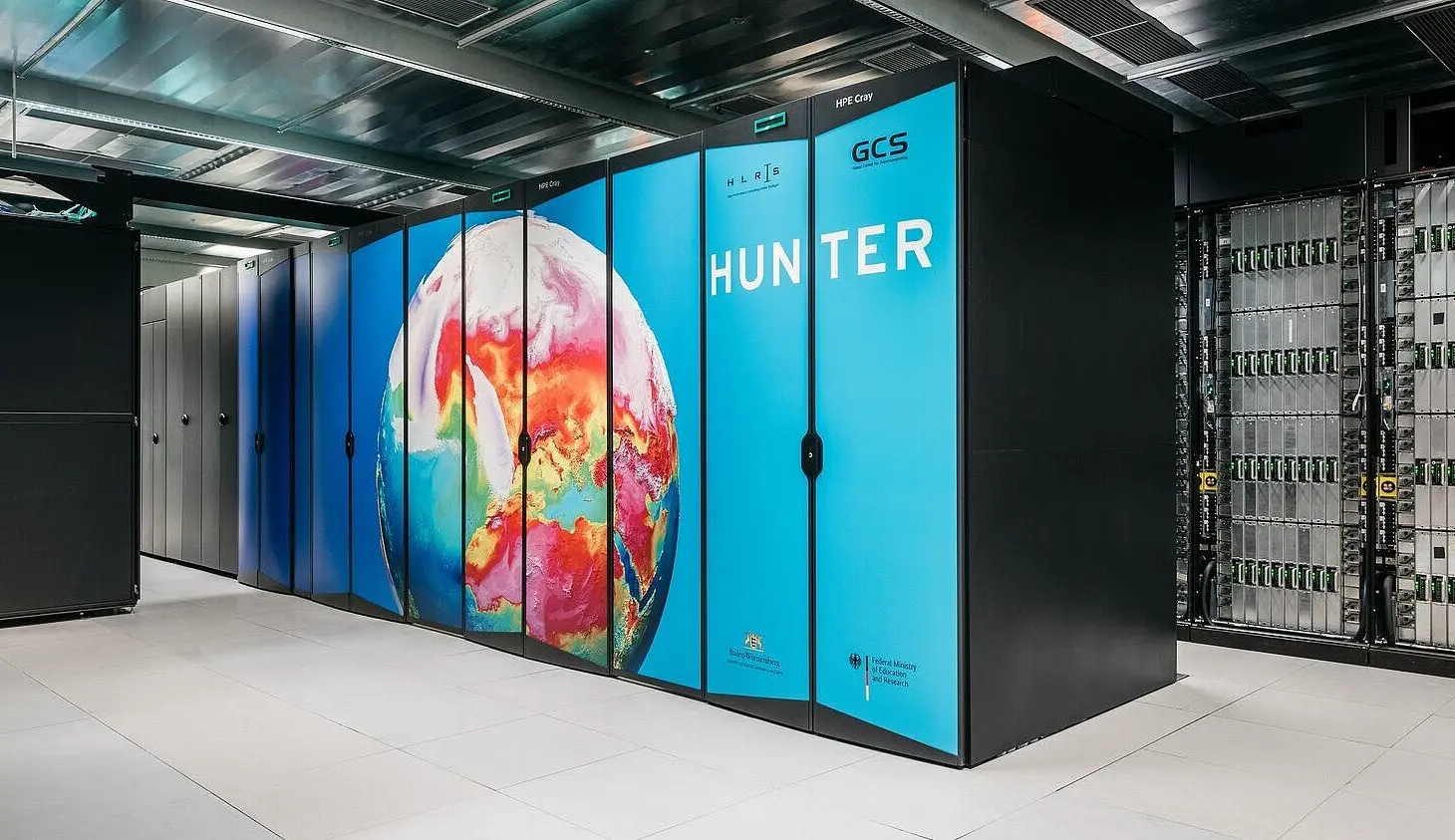 Duitse Hunter-supercomputer met AMD en vloeistofkoeling viert activering