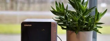 Qnap TS-432X met plant