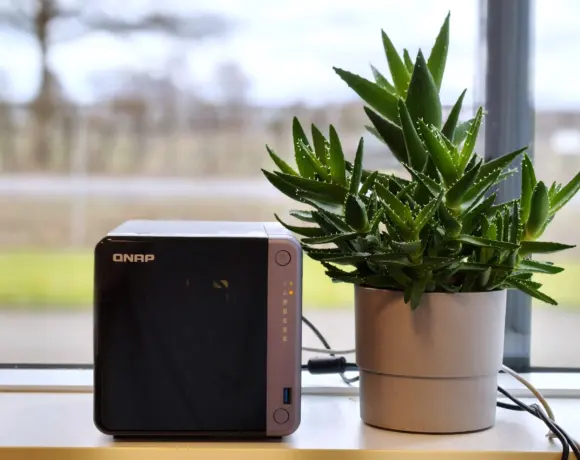 Qnap TS-432X met plant