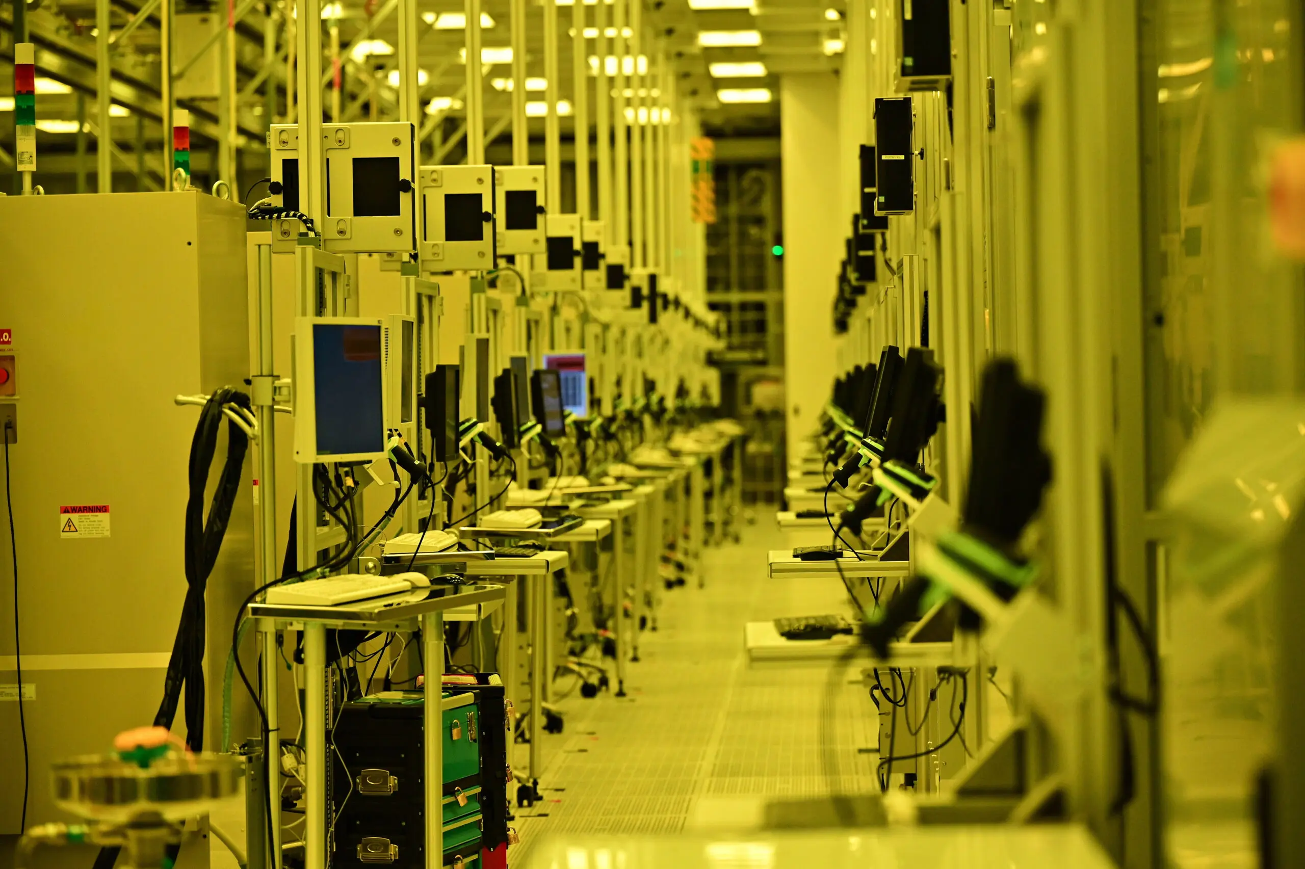 Intel 18A fab-52-manufacturing-stations-scaled