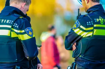 Nederlandse politie stuurt man per ongeluk vertrouwelijke bestanden en pakt hem op