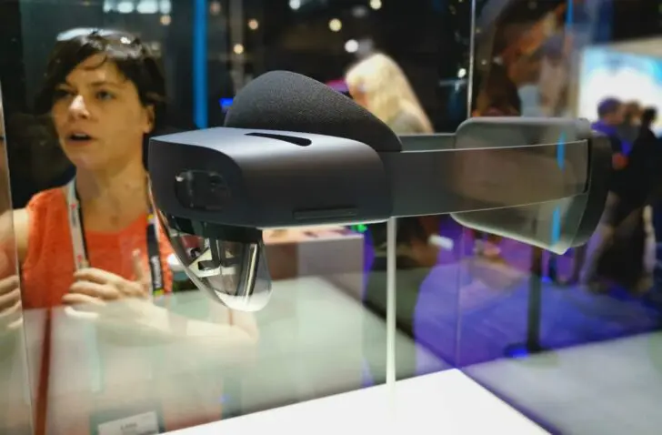 Microsoft HoloLens 2