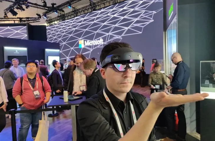Microsoft HoloLens 2