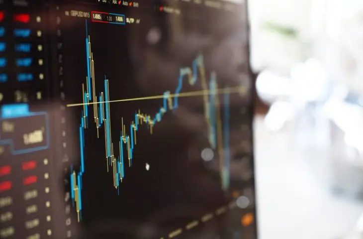 Coinbase werft ex-beurstopvrouw aan om meer crypto richting Wall Street te duwen