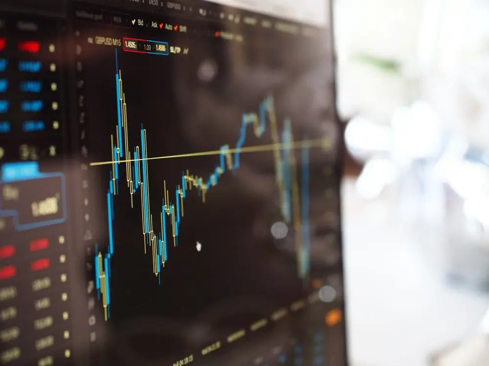 Coinbase werft ex-beurstopvrouw aan om meer crypto richting Wall Street te duwen