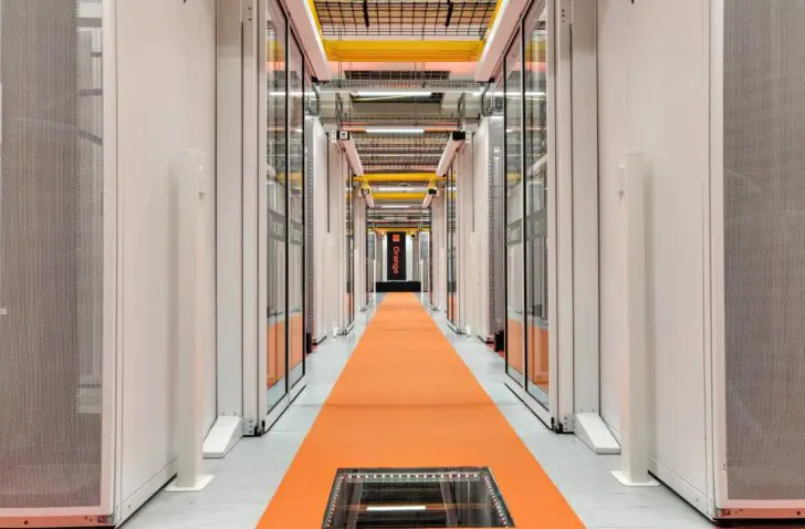Veilig en ecologisch: wat het splinternieuwe datacenter van Orange in Antwerpen zo speciaal maakt