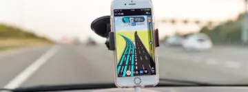 De kans is groot dat je vandaag je smartphone als navigatietoestel gebruikt. De klassieke gps-toestellen van vroeger lijken uit het straatbeeld te verdwijnen, maar TomTom blijft springlevend. Hoe evolueert de navigatiespecialist doorheen deze turbulente tijden? Tot op heden heeft TomTom over de afgelopen 15 jaar 100 miljoen aparte gps-toestellen verkocht. De meest recente cijfers maken ze niet bekend, maar dat is niet langer de focus. Apps zorgen voor moordende concurrentie en kunnen gratis op elke smartphone worden ingesteld. Google Maps leidde de dans en wordt vandaag bijgestaan door het immens populaire Waze. TomTom vaart zijn eigen koers met TomTom Go Navigation, een premium app met offline kaarten. Tegelijk zet het in op niche-toestellen voor motoren, vrachtwagens en mobilhomes. Er is ook nog de OEM-markt waarbij TomTom wordt geïntegreerd bij bepaalde automerken. Tegelijkertijd legt het bedrijf zijn focus op nog een belangrijk deel: data. Twee type gebruikers De strategische belangen van de groep evolueren naar de B2B-markt met een link naar de consument volgens Mike Schoofs, Managing Director bij TomTom. “Zolang wij begrijpen wat iemand wil, kunnen we met die inzichten en data betere producten maken voor beide markten. 64 procent van de totale omzet komt uit data, software en services. Binnen de consumentenmarkt komt een groot deel van de omzet nog steeds uit verkochte hardware. Die tak is heel rendabel voor ons. Het laatste kwartaal was zelfs bovengemiddeld. Mensen die al jarenlang een vast gps-toestel hebben, komen nu op het punt van vervanging en investeren daar opnieuw in.” Dat laatste zal ongetwijfeld niet blindelings gebeuren door de concurrentie van (gratis) smartphone navigatie-apps, maar we kunnen ons best inbeelden dat de niche-toestellen een trouwe groep gebruikers hebben die blijven afnemen. De meeste toestellen hebben een simkaart aan boord, wat TomTom een bom aan informatie geeft om te verwerken. Die simkaart werkt overigens over heel Europa, ook wanneer je moet roamen in landen zoals Zwitserland of Monaco. “Je hebt vandaag twee type gebruikers: mensen die dagelijks voor hun werk rijden en mensen die af en toe naar onbekende bestemmingen rijden. Dagelijks rijden betekent dat verkeersinformatie van belang is, terwijl voor nieuwe bestemmingen turn-by-turn navigatie belangrijk wordt”, benadrukt Schoofs. Vandaag heeft TomTom al een app beschikbaar, maar die werkt volgens het premium model. Je betaalt 1,99 euro per maand en daarmee kan je kaarten offline downloaden en live verkeersinformatie krijgen. Dat is identiek aan een los gps-toestel van TomTom. De app doet het goed volgens Schoofs, maar tegelijk werkt TomTom aan een tweede app die zoals Waze (eigendom van Google) en Google Maps van streaming data gebruik maakt in plaats van offline kaarten. Het wil hiermee de concurrentie aan gaan met Google. Belangrijke data Om beter te doen dan de rest, moeten je data op orde zijn. Omdat TomTom al sinds 2008 simkaarten verwerkt in zijn gps-toestellen, heeft het volgens Schoofs doorheen de jaren een schat aan informatie vergaard. “Data is één, maar je moet ze degelijk gebruiken. Gegevens van een vrachtwagenchauffeur die zijn toestel hoogfrequent gebruikt vergeleken met sporadisch gebruik van een automobilist mag je niet gelijktrekken.” “Het is belangrijk om een goeie mix te vinden tussen sim-geconnecteerd, apps en nieuwe gebruikers. Daarnaast is ook het ontleden van al die info essentieel. De analyse, het resultaat en de frequentie zijn allemaal belangrijk. Dankzij sim en digitaal hebben we niet per sé een miljard gebruikers nodig. Het minimum dat nodig is om kwaliteit te leveren, zitten we ver boven met 600 miljoen gebruikers op de weg. Dat mixen we met historische informatie.” TomTom laat weten dat het dikwijls als beste uit de test komt wat betreft verkeersinformatie. Volgens het bedrijf komt dat door de combinatie van alle verschillende data in plaats van enkel op een community te steunen zoals Waze. De navigatiespecialist bekijkt de community als een sociaal aspect maar ziet het niet als essentieel om data uit halen. Bij bepaalde automerken kan je een TomTom-geconnecteerd systeem kiezen voor je navigatie. Dat vergroot de vloot nog meer om data te verzamelen? “Niet helemaal”, benadrukt Schoofs. “Fabrikanten kiezen zelf hoeveel ze willen delen met ons. Dataprivacy is sowieso een belangrijk onderwerp. De eindgebruiker kiest altijd zelf wat er met zijn of haar data gebeurt. We zijn er bovendien goed in geslaagd om alles te anonimiseren en toch nuttig te gebruiken. Die privacy is essentieel binnen de B2B-markt.” API's, autonoom rijden en HD-kaarten TomTom bezit historisch gezien een massa informatie dat het al lang met derden deelt in de vorm van samenwerkingen. Sinds eind 2017 heeft het ook een portaal geopend voor ontwikkelaars waar ze diverse API's kunnen gebruiken. Denk daarbij aan modules zoals verkeer, routes en kaarten. “Je kan vandaag heel wat SDK's downloaden. Die spelen trouwens een steeds grotere rol in de B2B-markt.”, aldus Schoofs. “We willen een stuk van onze assets zoals verkeer en kaarten commercialiseren. Die moeten worden opengetrokken, iets waar we nog volop in groeien. Kleine ontwikkelaars kunnen ermee experimenteren, maar partijen zoals Uber maken bijvoorbeeld ook gebruik van onze API's voor hun app om betere routes te berekenen.” Tot slot is er autonoom rijden, waarbij niemand eigenlijk nog een navigatietoestel nodig heeft omdat de auto zelf navigeert. Dat klinkt als een doomscenario voor TomTom, maar dat is het allerminst. “Het is zelfs onze toekomstformule”, lacht Schoofs. “Onze HD-kaarten zijn een van de essentiële onderdelen om autonoom rijden realiteit te maken. Vandaag zitten er al tal van sensoren op de auto die de omgeving kan scannen, maar met onze kaarten weet de auto ook duidelijk waar hij rondrijdt.” “Onze kaarten geeft de autonome auto context. Stel je een slalom voor middenin de weg. Onze data geeft dat tijdig aan, zodat de auto comfortabel kan vertragen en daarna versnellen. Vandaag hebben we al meer dan 500.000 kilometer aan HD-kaarten beschikbaar op wereldwijde hoofdwegen. We staan daarmee veel verder dan de concurrentie.” Gerelateerd: Google Deepmind schrapt GPS in nieuwe visuele navigatietechniek
