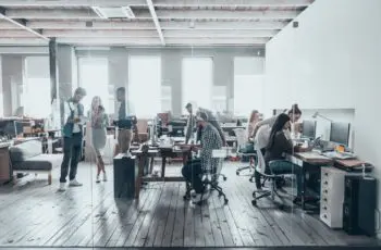 Hoe technologie lawaai in de moderne werkplek beheersbaar maakt