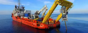 schip legt onderzeese kabel aan