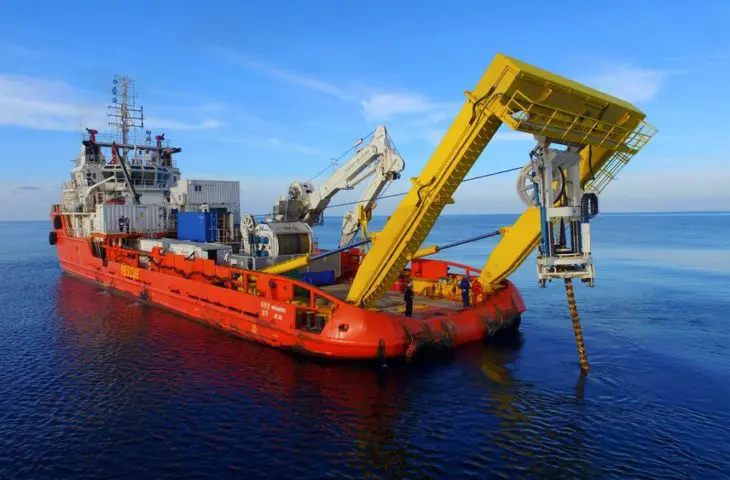 schip legt onderzeese kabel aan