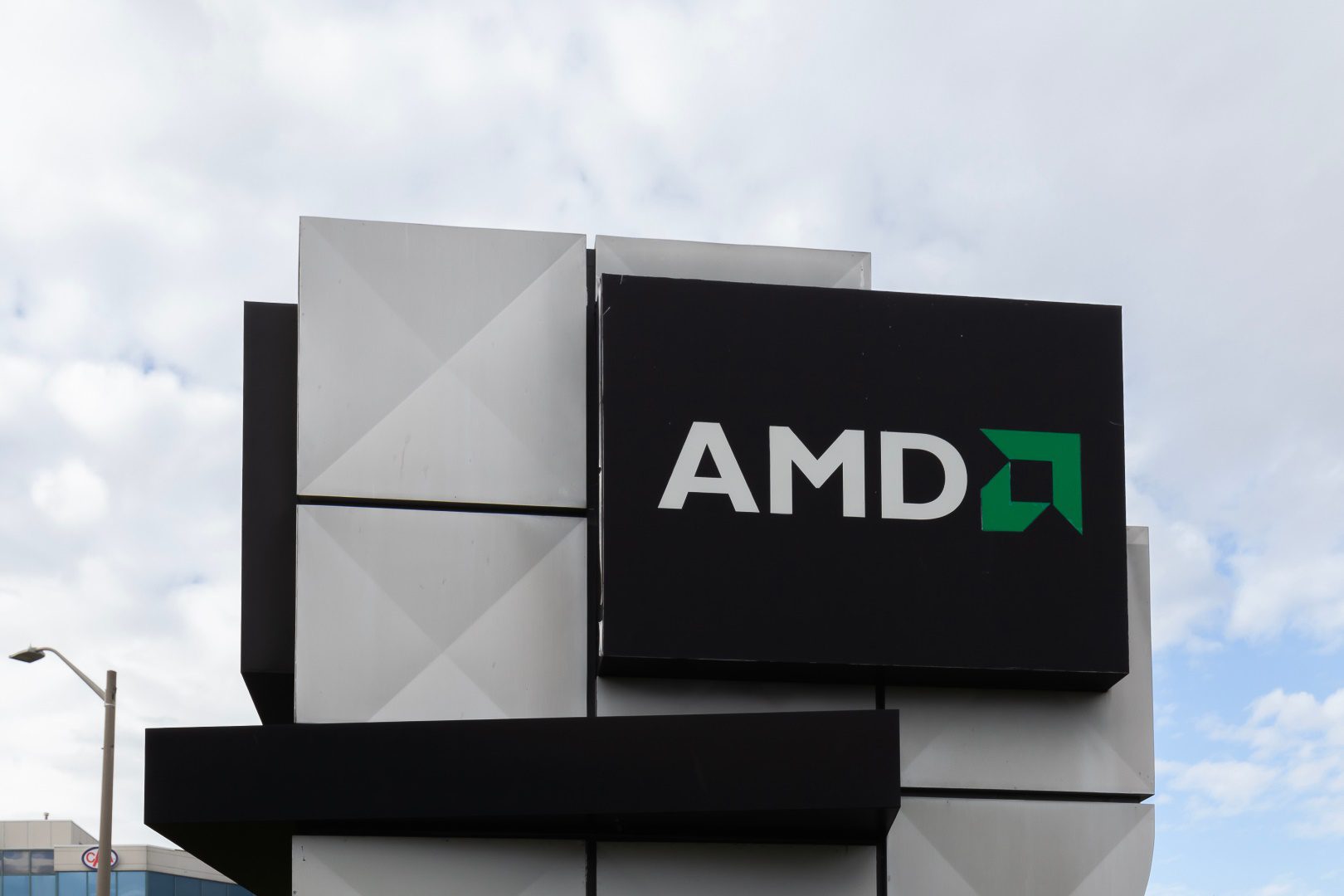 AMD lancia una concorrente della scheda mobile Nvidia RTX 4080: Radeon RX 7900M