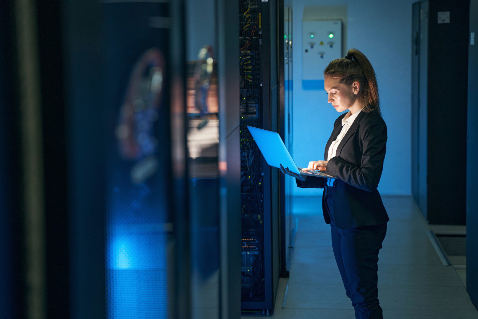 How do Belgian data centers deal with acute staff shortages?