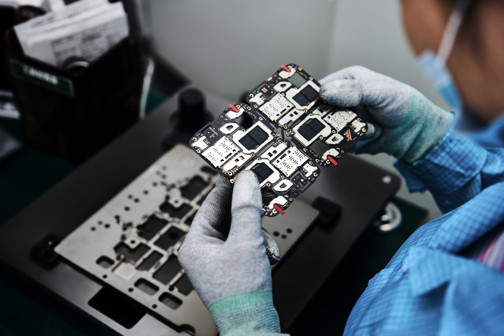 From a selfie robot to a film roll: this is how your smartphone is made