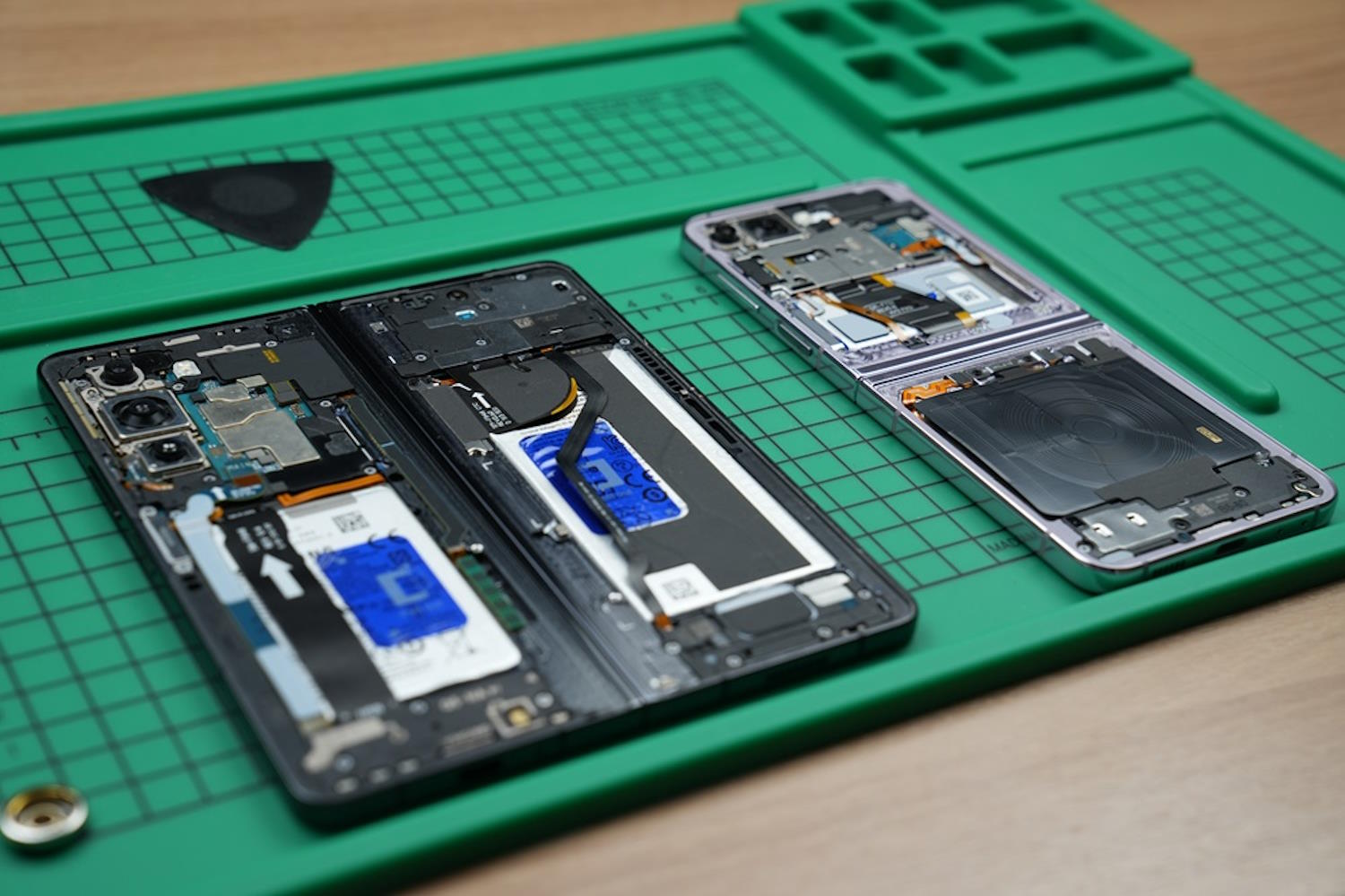 Samsung now also makes it possible to repair its foldable smartphones yourself