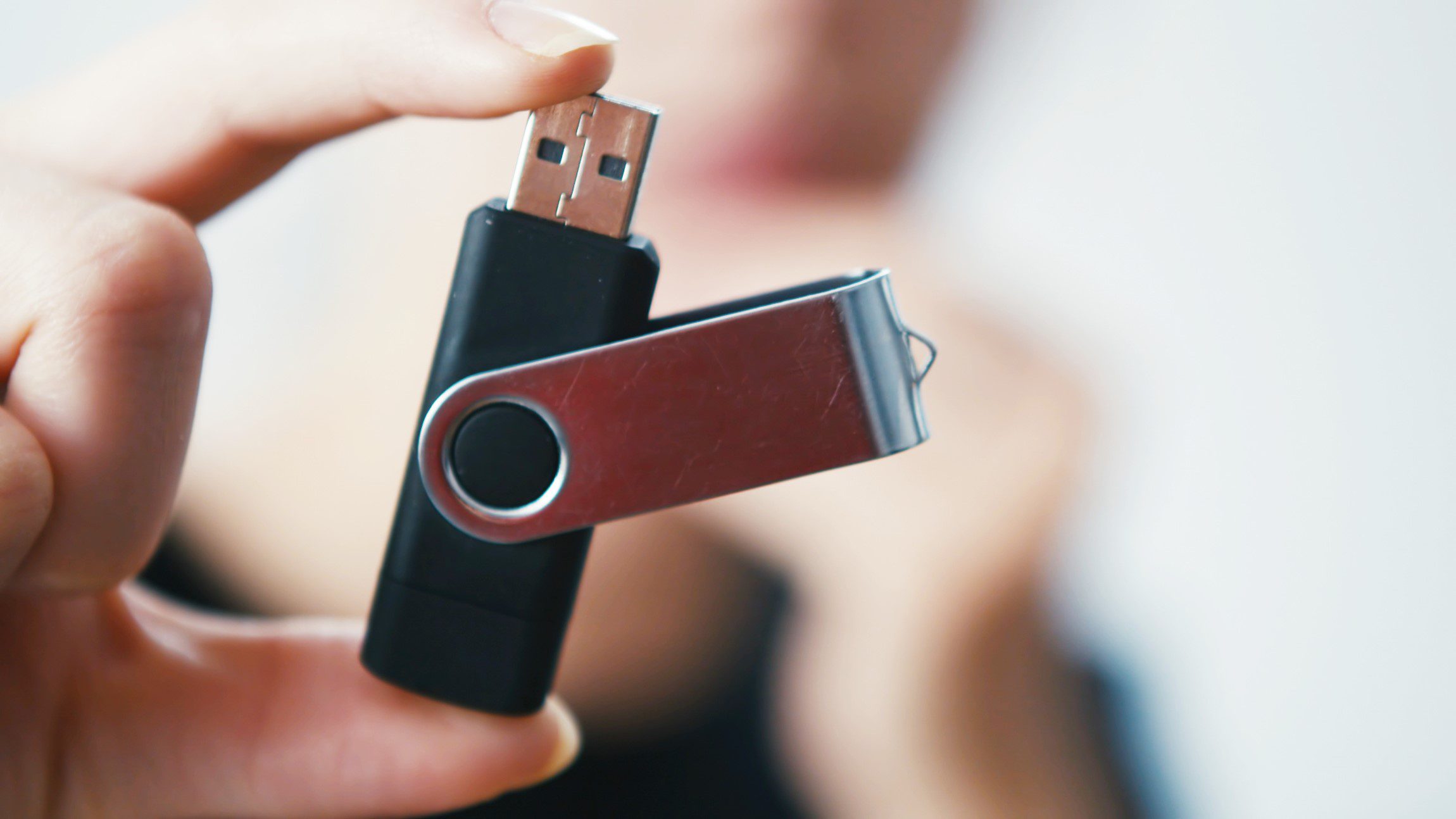 The VRT program “Factcheckers” causes panic in hospitals and police stations with suspicious USB sticks
