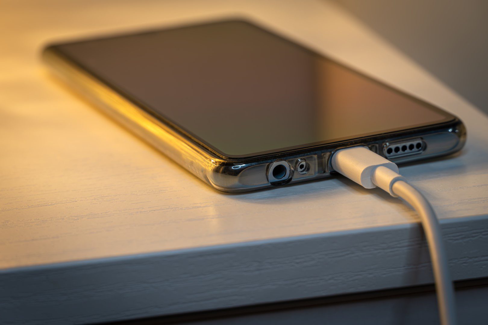 One in three IT professionals charge their phone overnight