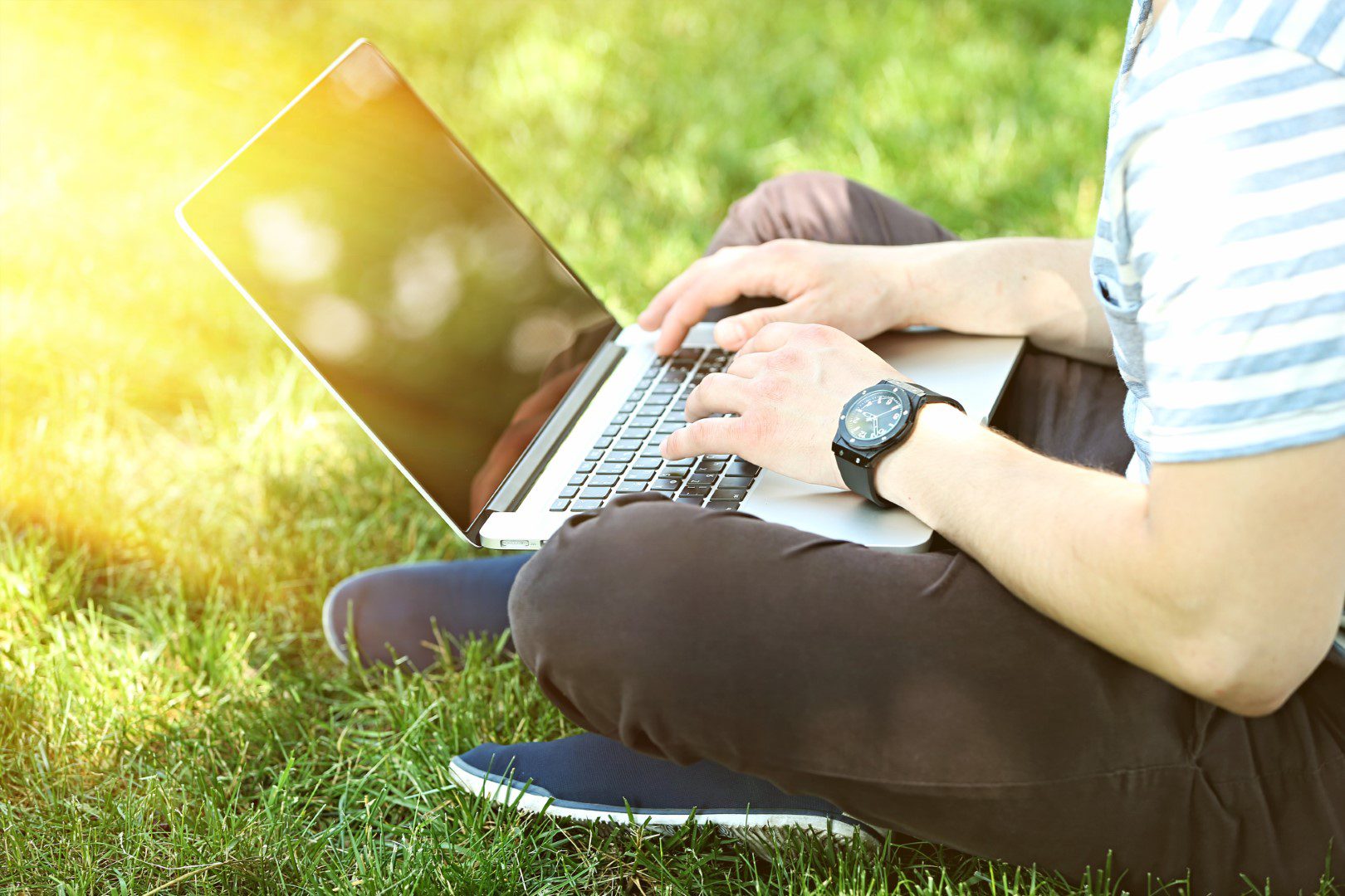 Enjoy the sun with your laptop thanks to these tips