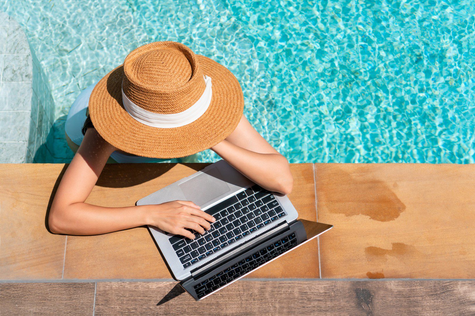Two out of three IT professionals read emails while on vacation