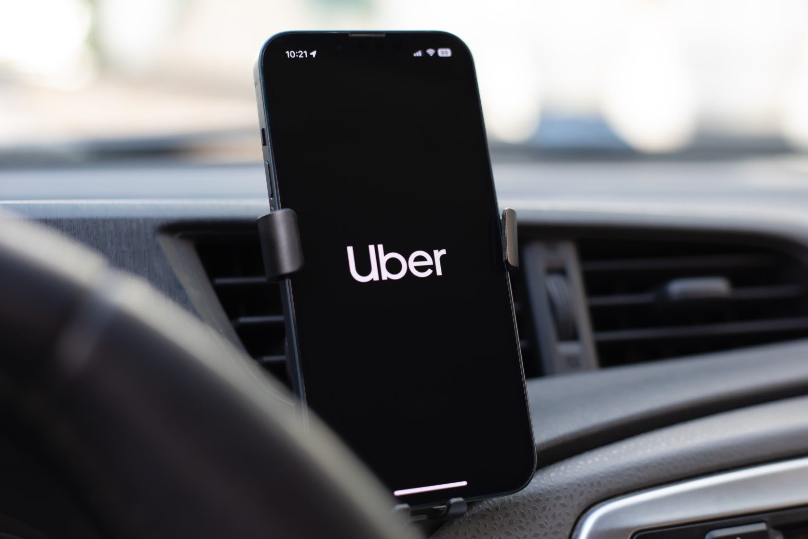 Uber receives a record fine of 290 million euros for sharing personal data