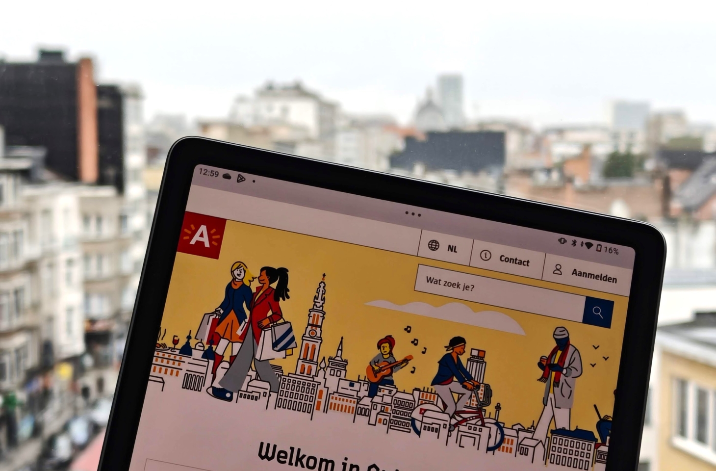 Tablet met website van stad Antwerpen voor skyline met station