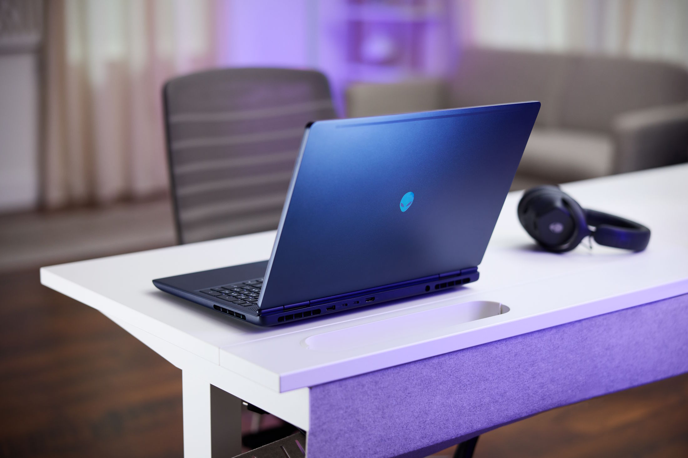 aw-16-aurora-ac16250-gaming-laptop-awproheadset-rear-lf (1)