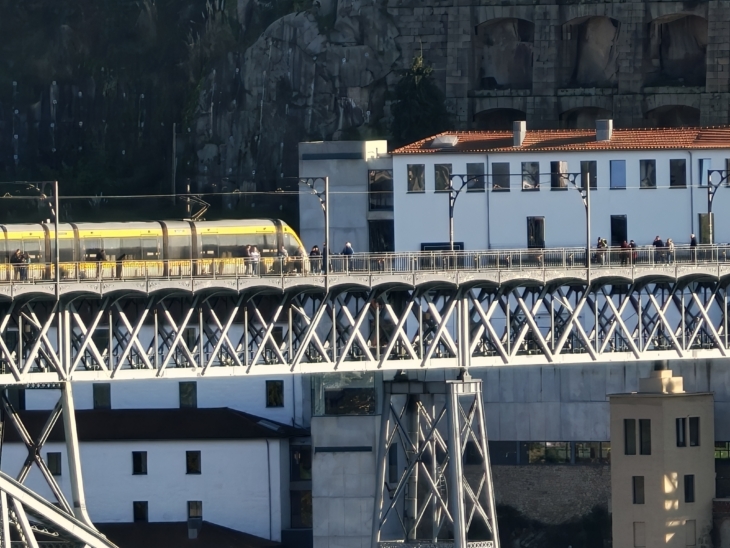 oplus_3145728 Oppo-Find-X9-Pro-Porto-brug-Zoom-24X