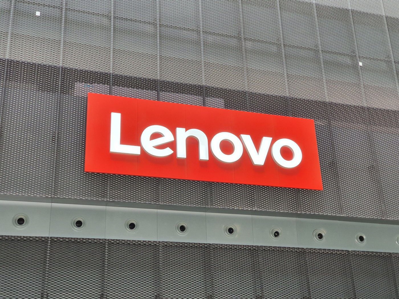 Lenovo connects AI to the edge and introduces new server