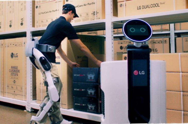 Arbeider in LG CLOi SuitBot en LG Shopping Cart Robot