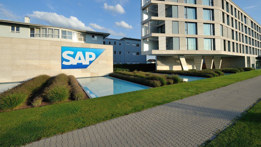 The S/4HANA cloud service cannot handle different currencies